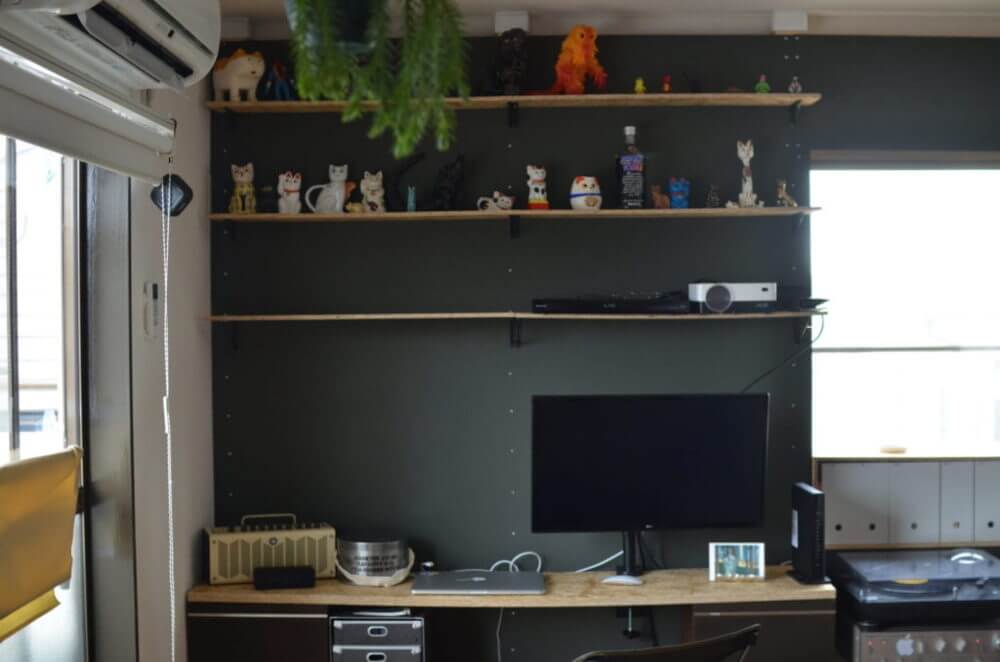 DIYで作った壁にデスク、飾り棚、キャットウォークを取り付けました。