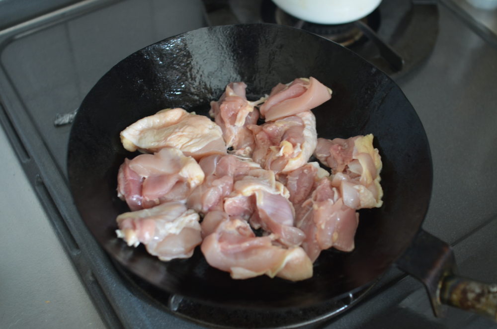 カルディで見つけたカレーの素「ギータ」を鶏肉で作ってみるため、鶏肉を炒めています。