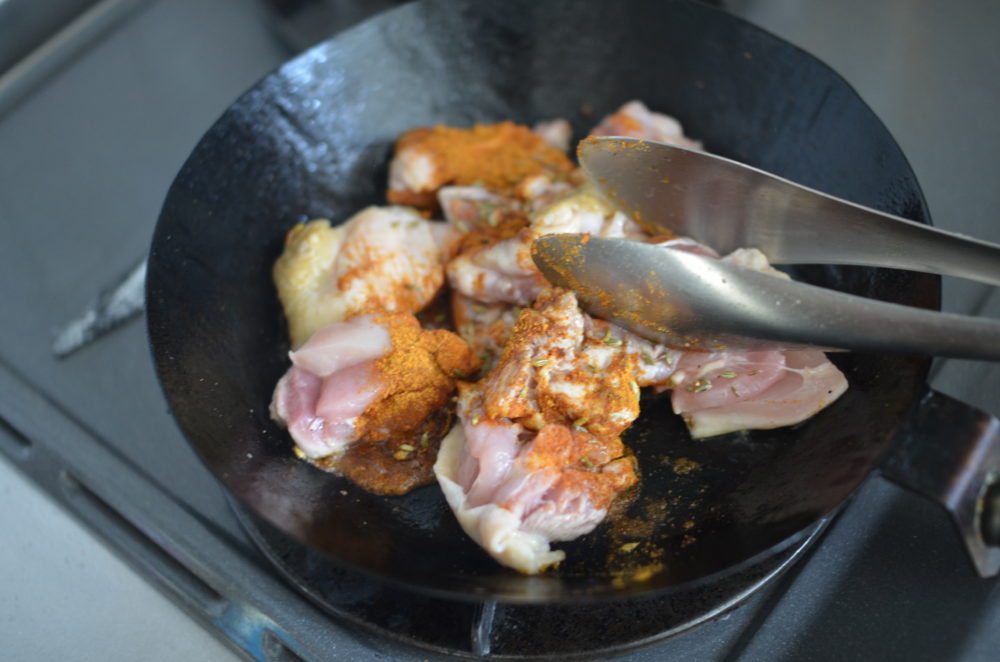 カルディで見つけた瓶入りのカレーの素、「ギータ」のスパイスを炒めた鶏肉に入れます。