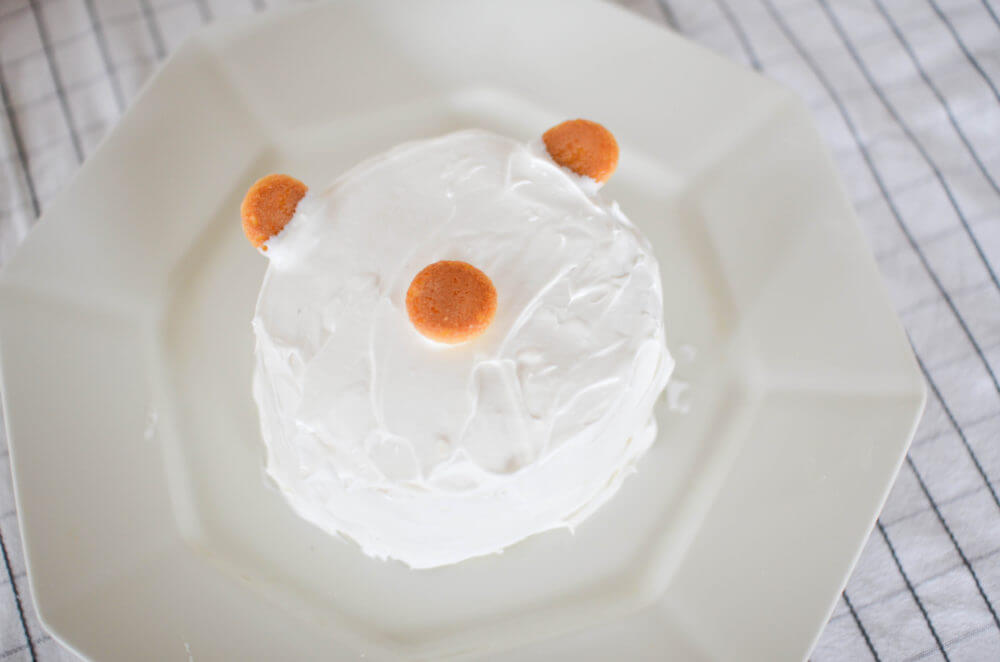 ピジョンの「１才からのレンジでケーキセット」のスポンジを重ねてクリームを塗る